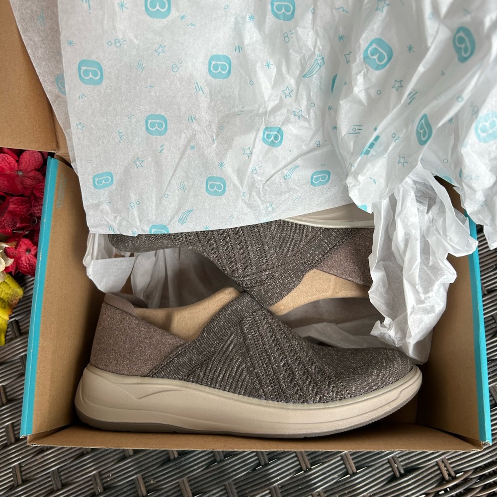 BZees slip on tennis shoes . Size 7